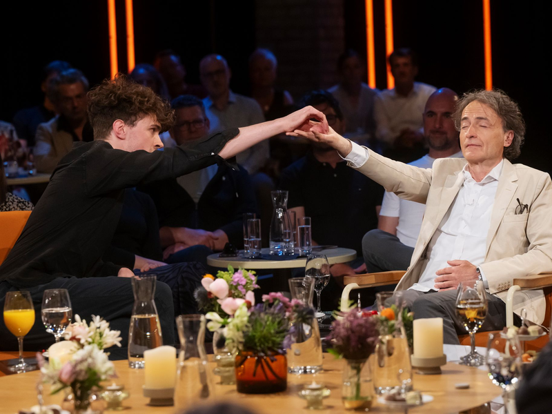 Mentalist Timon Krause (l) hypnotisiert Gastgeber der Radio Bremen-Talkshow Giovanni di Lorenzo in der Radio Bremen-Talkshow 3nach9 live im Studio. - Foto: Matthias Hornung/Radio Bremen/dpa