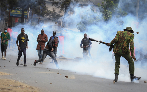 Zusammenstoà im Mathare-Viertel in Nairobi: Steine werfende Demonstranten und Polizisten, die TrÀnengas abfeuern. - Foto: AP/dpa Zusammenstoà im Mathare-Viertel in Nairobi: Steine werfende Demonstranten und Polizisten, die TrÀnengas abfeuern. - Foto: AP/dpa
