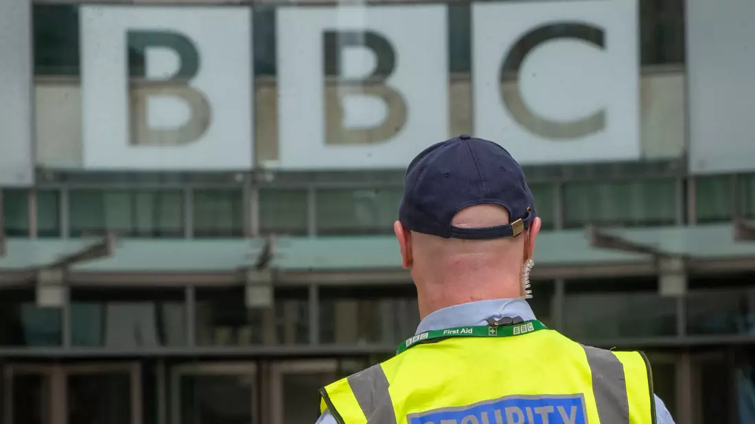Der Druck auf die BBC, den Namen des Moderators öffentlich zu machen, wächst. - Bild: Tayfun Salci/ZUMA/dpa