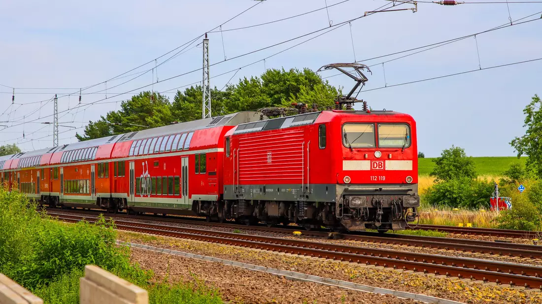 Ein Baby ist samt Kinderwagen für kurze Zeit alleine im Zug unterwegs gewesen. - Bild: Philipp Neumann/TNN/dpa