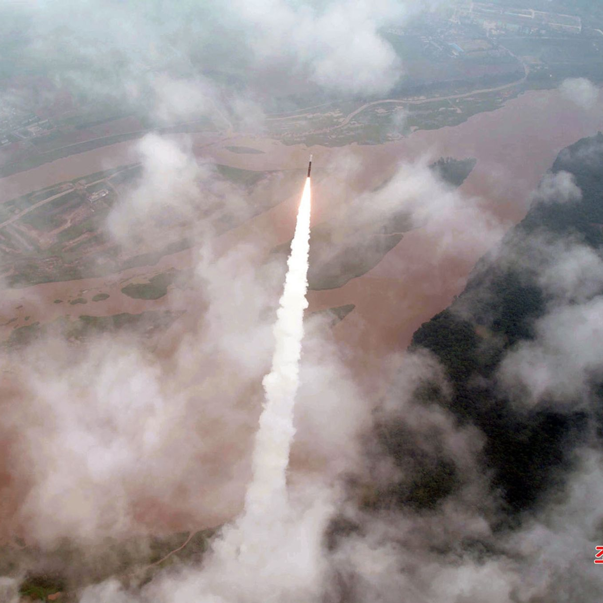 Diese von der staatlichen nordkoreanischen Nachrichtenagentur KCNA zur Verfügung gestellte Aufnahme soll nach eigenen Angaben den angeblichen Testabschuss am 12.07.2023 zeigen. Der Inhalt kann nicht unabhängig verifiziert werden. - Foto: Uncredited/KCNA/KNS/dpa