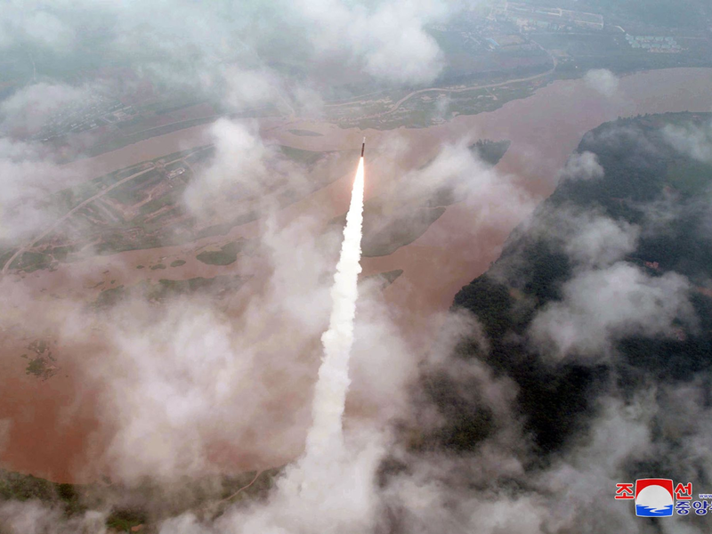 Diese von der staatlichen nordkoreanischen Nachrichtenagentur KCNA zur Verfügung gestellte Aufnahme soll nach eigenen Angaben den angeblichen Testabschuss am 12.07.2023 zeigen. Der Inhalt kann nicht unabhängig verifiziert werden. - Foto: Uncredited/KCNA/KNS/dpa