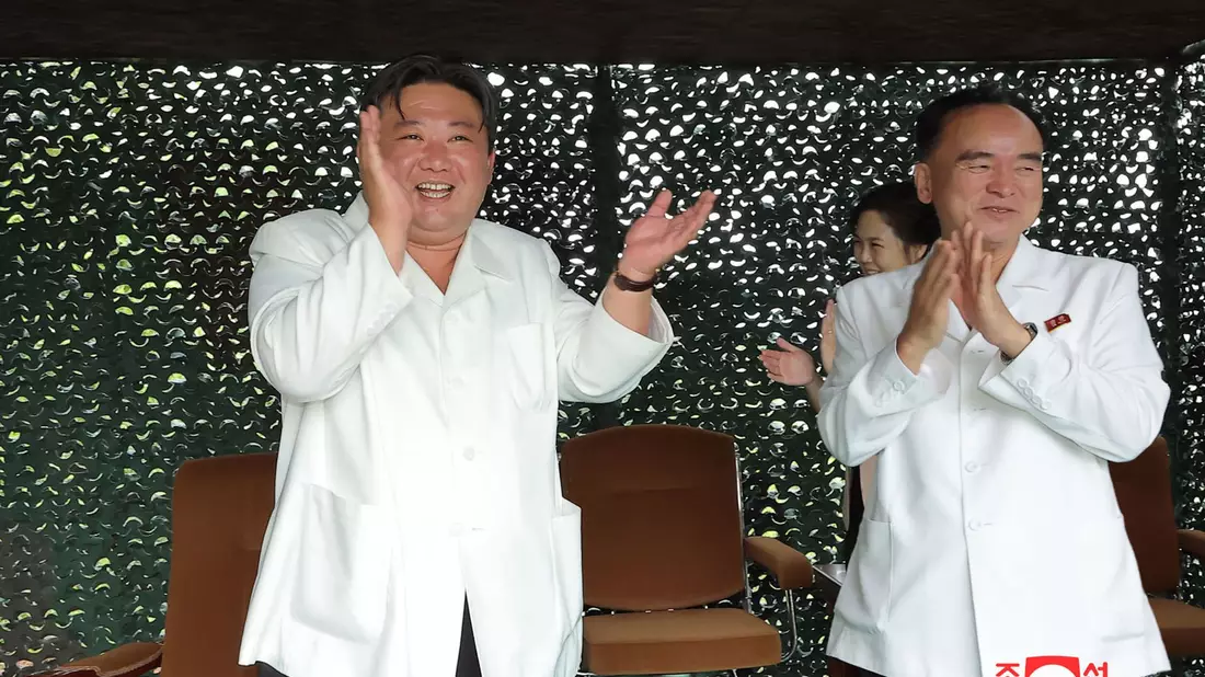 Diese von der staatlichen nordkoreanischen Nachrichtenagentur KCNA zur Verfügung gestellte Aufnahme zeigt nach eigenen Angaben Machthaber Kim Jong Un (l) beim Testabschuss der Rakete am 12.07.2023. Der Inhalt kann nicht unabhängig verifiziert werden. - Bild: Uncredited/KCNA/KNS/dpa