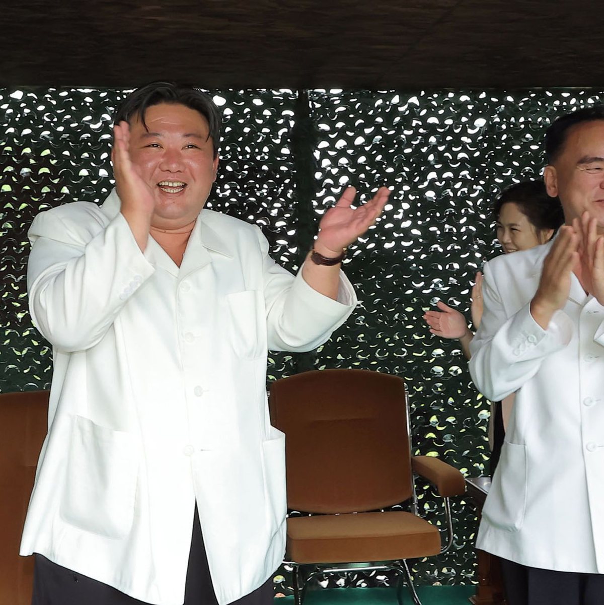 Diese von der staatlichen nordkoreanischen Nachrichtenagentur KCNA zur Verfügung gestellte Aufnahme zeigt nach eigenen Angaben Machthaber Kim Jong Un (l) beim Testabschuss der Rakete am 12.07.2023. Der Inhalt kann nicht unabhängig verifiziert werden. - Foto: Uncredited/KCNA/KNS/dpa