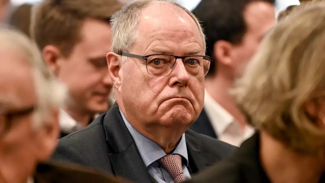 «Da lässt man nicht so einfach mal so einen Heißluftballon starten», sagt Peer Steinbrück zum Vorschlag seines Parteichefs Lars Klingbeil. - Bild: Britta Pedersen/dpa-Zentralbild/dpa