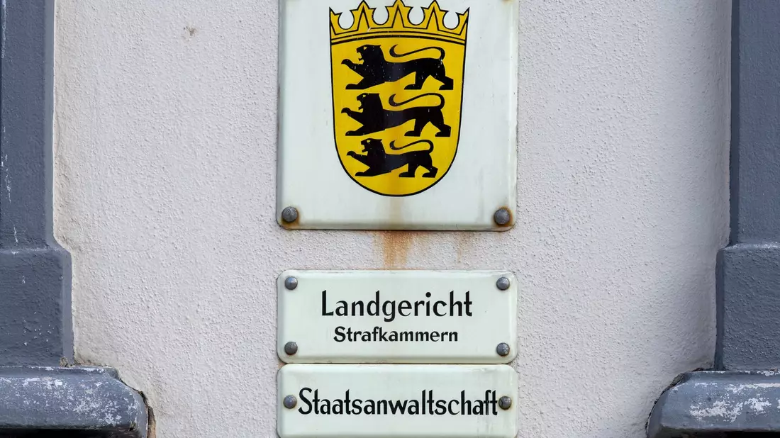Ein 42-jähriger Deutscher steht wegen Totschlags vor Gericht. Er soll seine Partnerin gewürgt und zwei Tage später mit dem Messer zugestochen haben. (Symboloptik) - Bild: Stefan Puchner/dpa