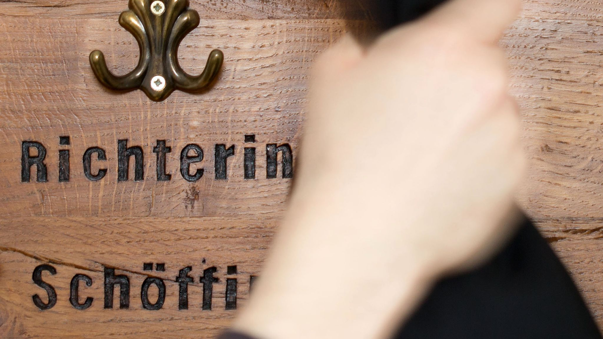 Zu den Voraussetzungen für das Schöffenamt gehört bislang auch die deutsche Staatsbürgerschaft. - Foto: Friso Gentsch/dpa