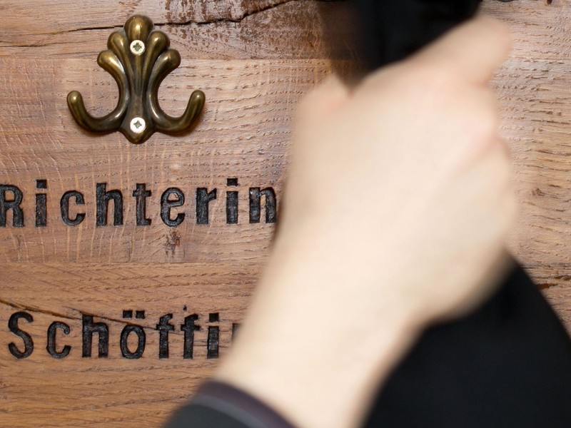 Zu den Voraussetzungen für das Schöffenamt gehört bislang auch die deutsche Staatsbürgerschaft. - Foto: Friso Gentsch/dpa