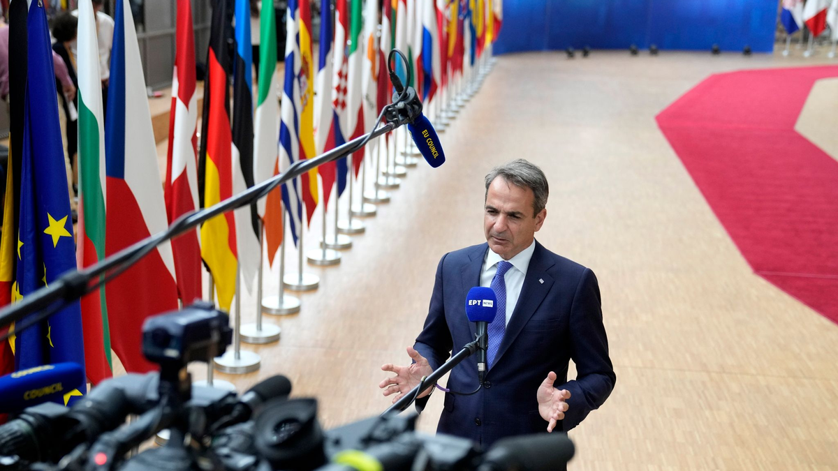 Der griechische Ministerpräsident Kyriakos Mitsotakis steht in Brüssel Medienvertretern Rede und Antwort. - Foto: Virginia Mayo/AP/dpa