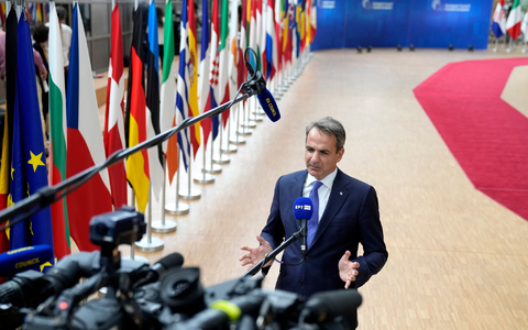Der griechische Ministerpräsident Kyriakos Mitsotakis steht in Brüssel Medienvertretern Rede und Antwort. - Foto: Virginia Mayo/AP/dpa