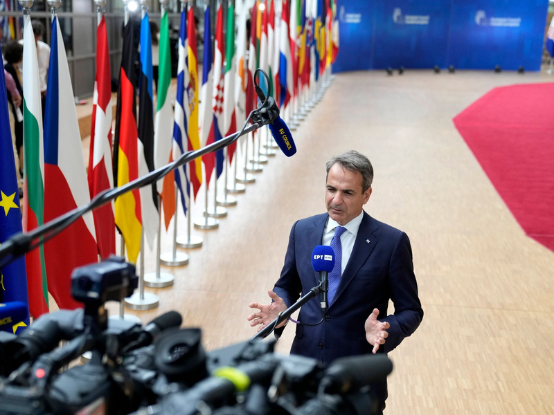 Der griechische Ministerpräsident Kyriakos Mitsotakis steht in Brüssel Medienvertretern Rede und Antwort. - Foto: Virginia Mayo/AP/dpa