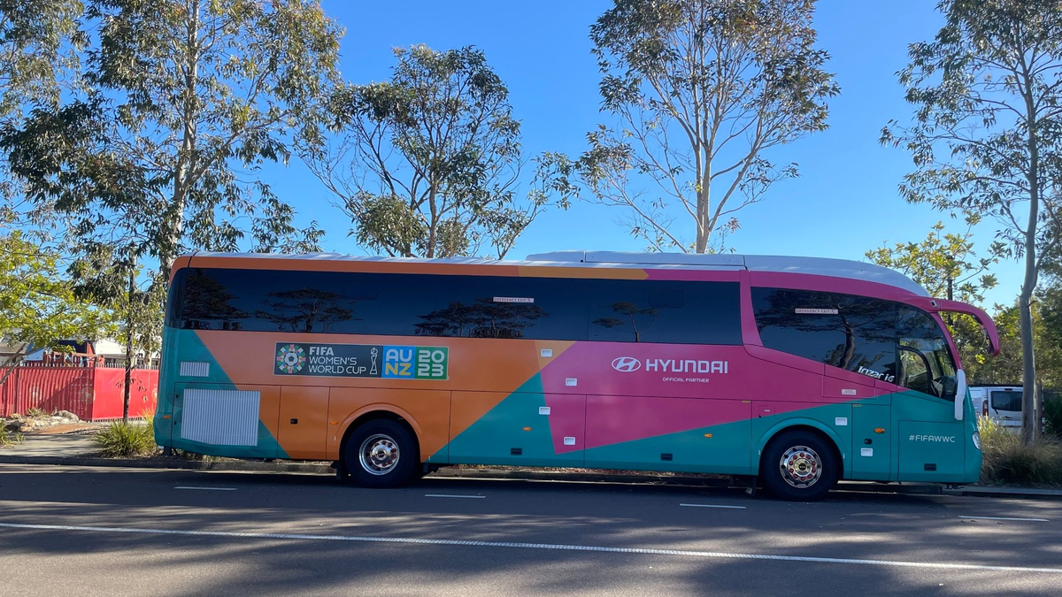 Der Teambus der deutschen Mannschaft steht vor dem Teamhotel Mercure Kooindah Waters. - Foto: Michelle Ostwald/dpa