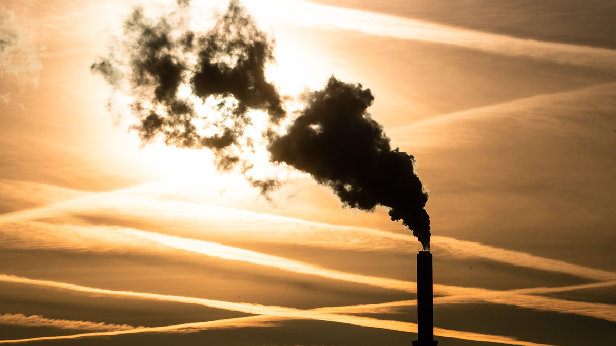 Schornstein des Hauptklärwerks Stuttgart-Mühlhausen. - Foto: Christoph Schmidt/dpa