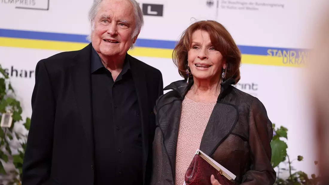 Senta Berger und ihr Ehemann Michael Verhoeven bei der Verleihung des Deutschen Filmpreises 2023. - Bild: Gerald Matzka/dpa