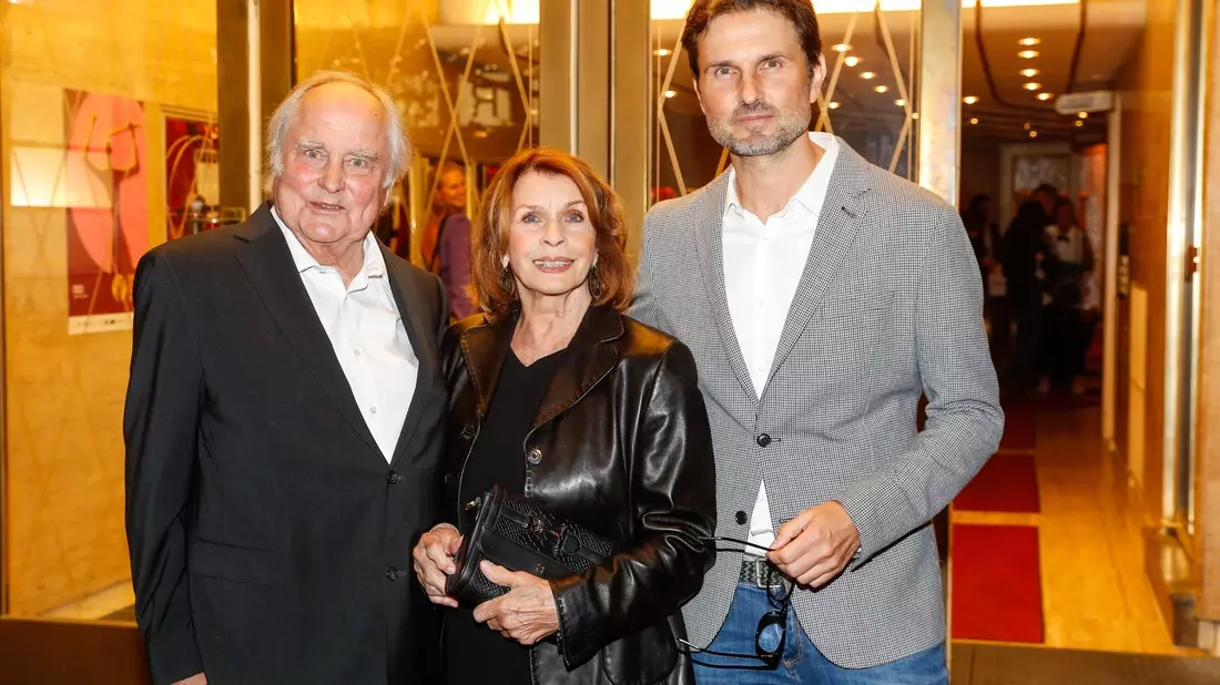 Michael Verhoeven (l), Senta Berger und  Simon Verhoeven bei der Verleihung des Ernst-Lubitsch-Preises. - Bild: Gerald Matzka/dpa