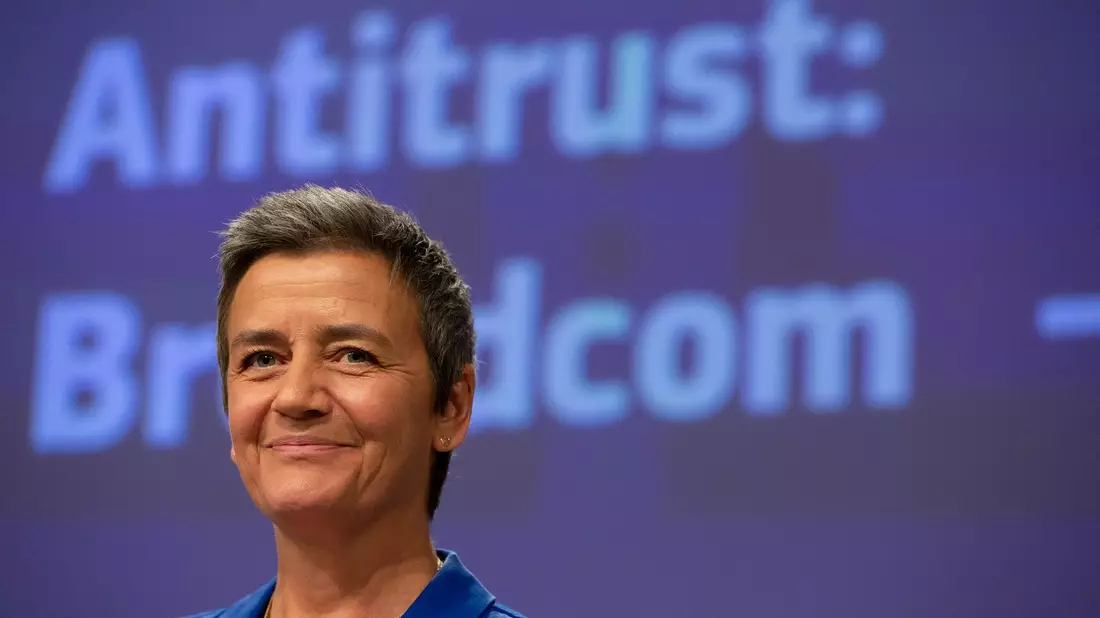 EU-Wettbewerbskommissarin Margrethe Vestager spricht während einer Pressekonferenz über eine Kartellentscheidung zu Broadcom in Brüssel. - Bild: Virginia Mayo/AP