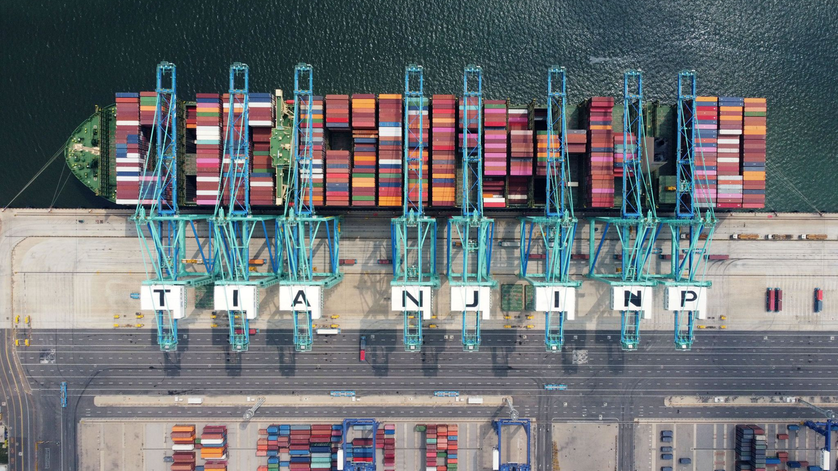 Frachtschiff am Containerterminal des Tianjiner Hafens. - Foto: Zhao Zishuo/XinHua/dpa