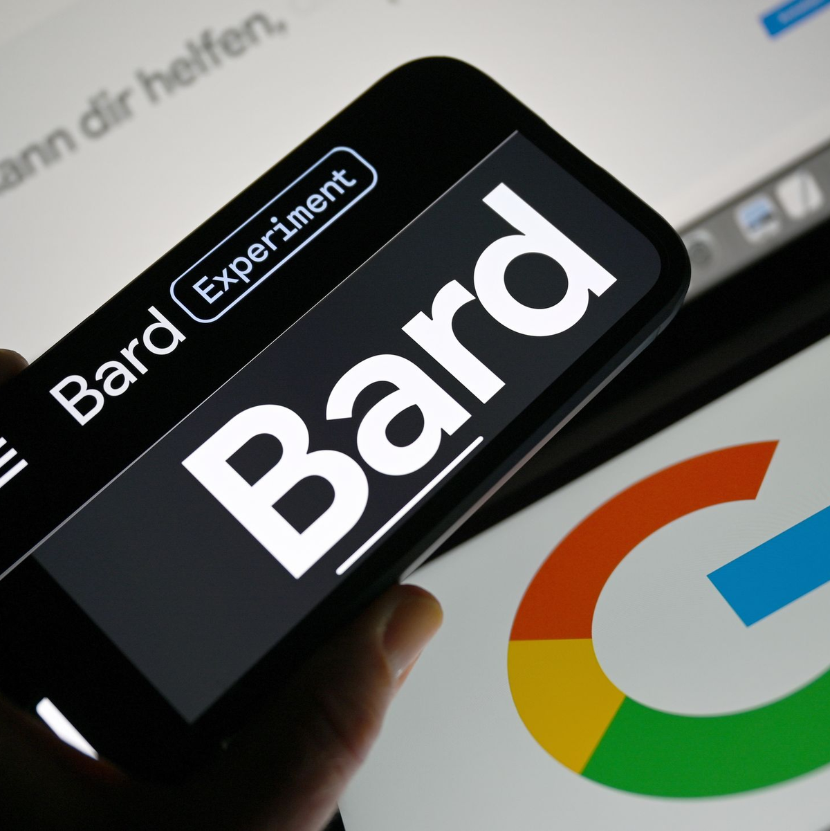 Mit Bard kontert Google den Erfolg des Textroboters ChatGPT des Start-ups OpenAI. - Foto: Arne Dedert/dpa