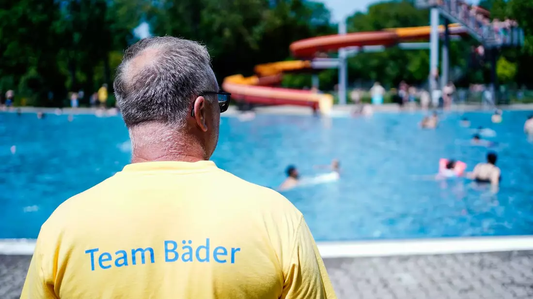 Die Kriminalität in Freibädern nimmt zu, einige Schwimmmeister sind besorgt. - Bild: Uwe Anspach/dpa