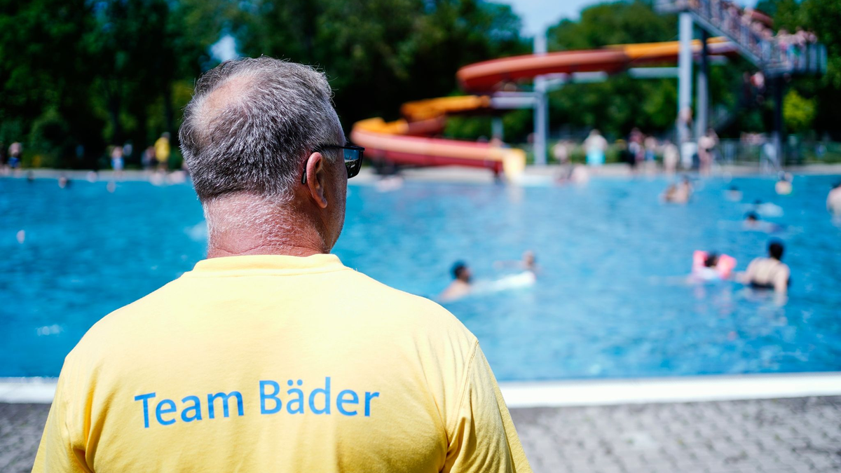 Die Kriminalität in Freibädern nimmt zu, einige Schwimmmeister sind besorgt. - Foto: Uwe Anspach/dpa