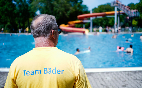 Die Kriminalität in Freibädern nimmt zu, einige Schwimmmeister sind besorgt. - Foto: Uwe Anspach/dpa