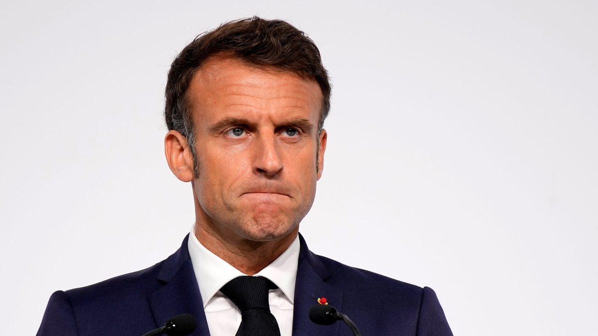 Emmanuel Macron, Präsident von Frankreich, spricht bei einer Pressekonferenz zum Abschluss eines Klima- und Armutsgipfels. - Foto: Lewis Joly/AP Pool/AP/dpa