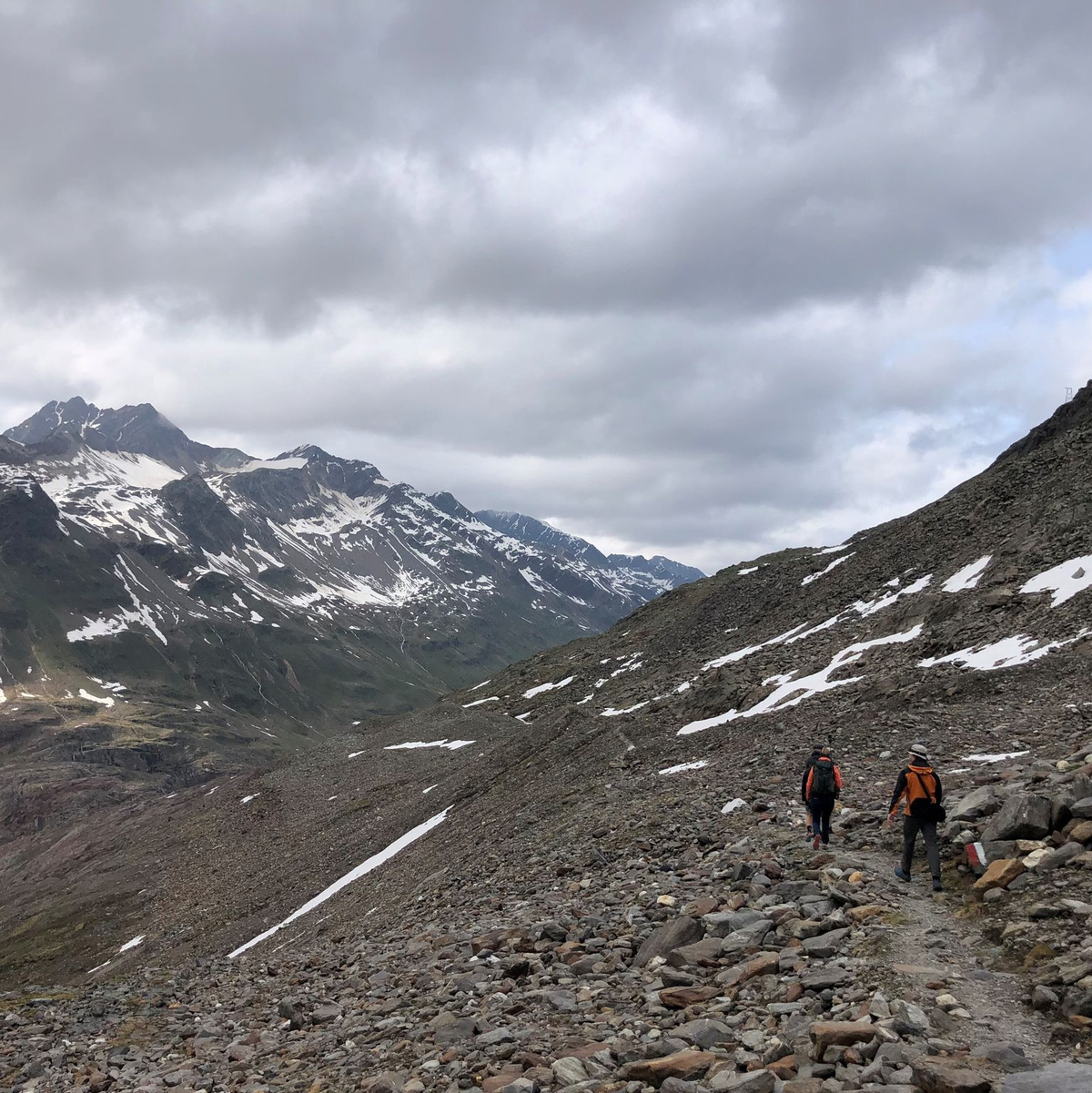 Wanderer in den Ötztaler Alpen nahe dem Gurgler Ferner. Einst war das Gebiet vergletschert. - Foto: Ute Wessels/dpa