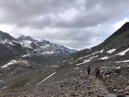 Die Suche nach dem Piloten eines Kleinflugzeugs in den Ötztaler Alpen läuft weiter. - Foto: Ute Wessels/dpa