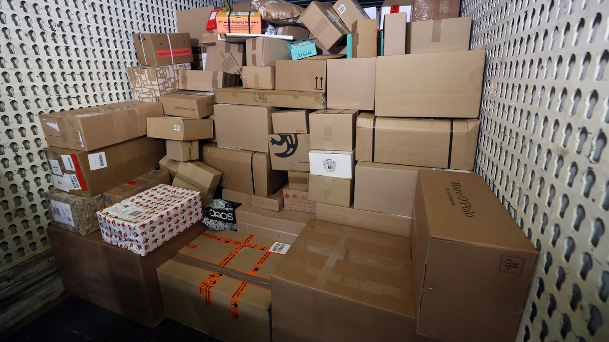 In einer Zustellbasis liefert ein LKW Pakete an, um sie auf die Zustellfahrzeuge aufzuteilen. - Foto: Bernd Wüstneck/dpa