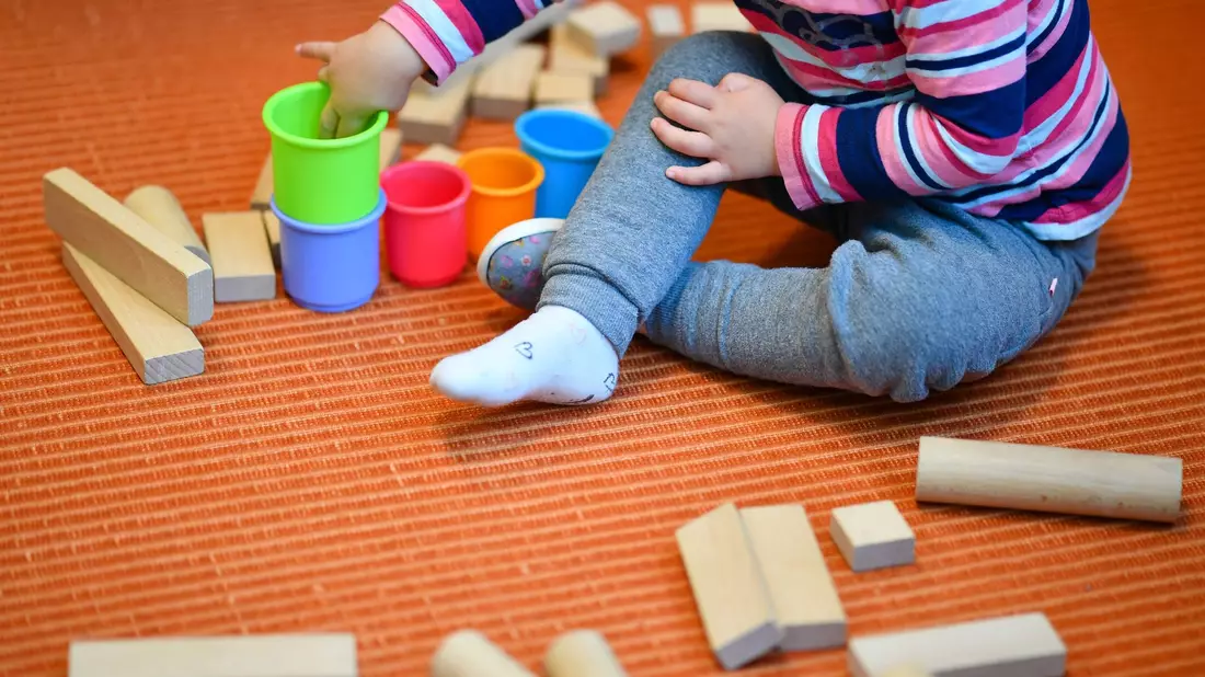 Laut Bundesfamilienministerin Lisa Paus gibt es «nach wie vor eine Betreuungslücke, in den Kitas, aber auch im Bereich der Grundschulen». - Bild: Uwe Anspach/dpa