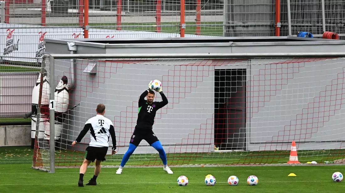 Bayerns Torwart Manuel Neuer (r) nimmt am Trainingsauftakt des FC Bayern teil. - Bild: Felix Hörhager/dpa