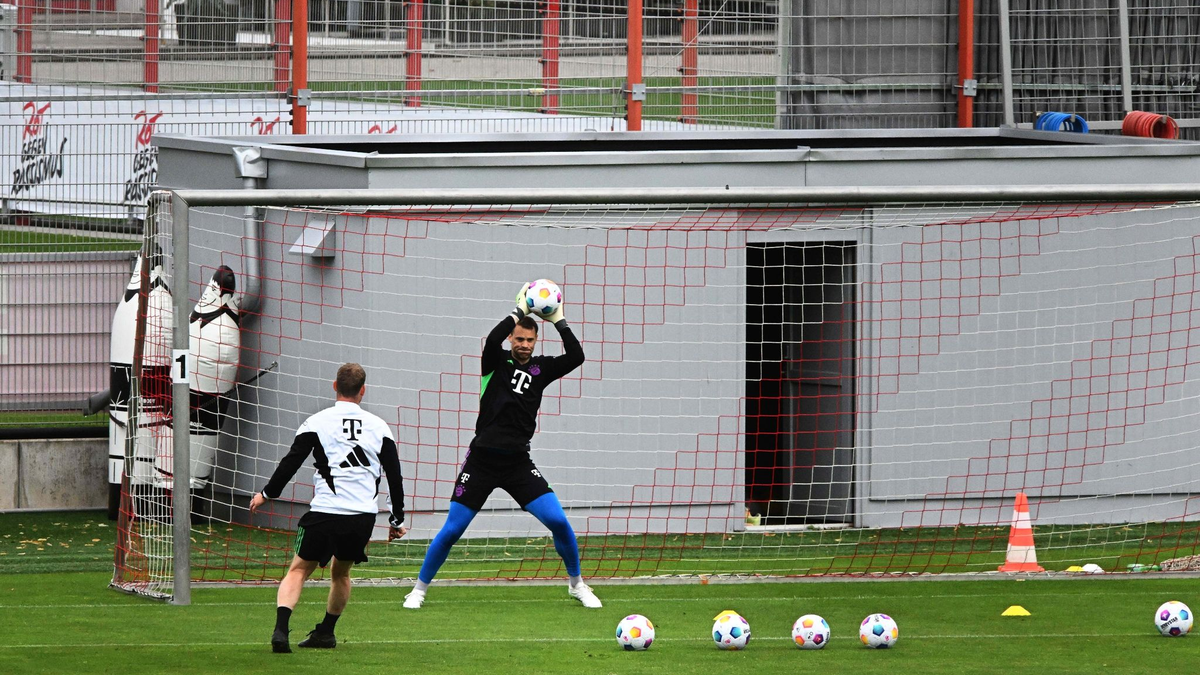 Bayerns Torwart Manuel Neuer (r) nimmt am Trainingsauftakt des FC Bayern teil. - Foto: Felix Hörhager/dpa