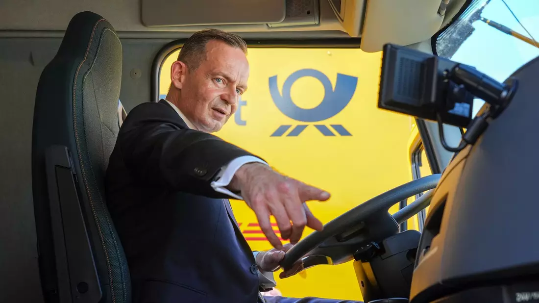 Bundesverkehrsminister Volker Wissing in einem elektrisch angetriebenen Lastwagen. - Bild: Soeren Stache/dpa