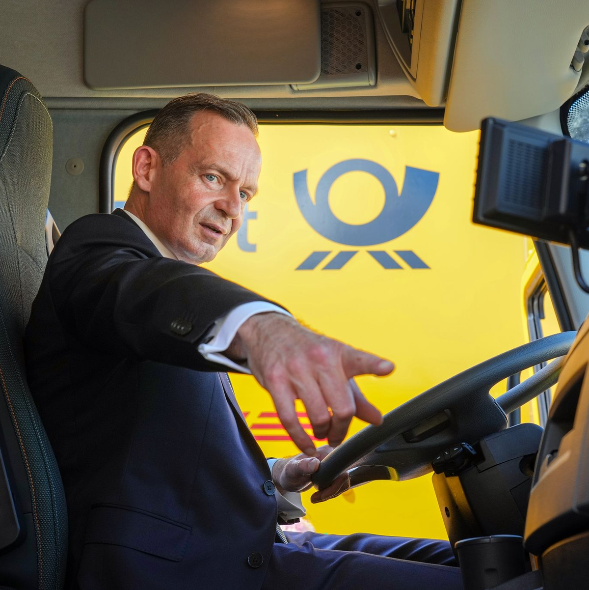 Bundesverkehrsminister Volker Wissing in einem elektrisch angetriebenen Lastwagen. - Foto: Soeren Stache/dpa