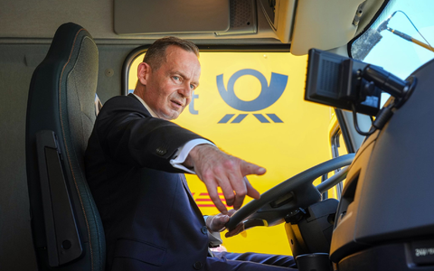 Bundesverkehrsminister Volker Wissing in einem elektrisch angetriebenen Lastwagen. - Foto: Soeren Stache/dpa