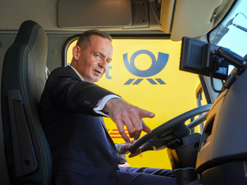 Bundesverkehrsminister Volker Wissing in einem elektrisch angetriebenen Lastwagen. - Foto: Soeren Stache/dpa