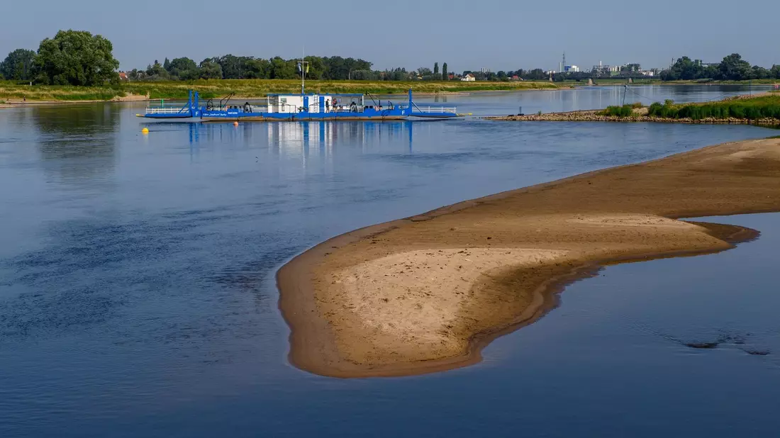 Eine Sandbank ist im Elbestrom in Magdeburg zu sehen. Dürren gehören zu den Folgen des Klimawandels. - Bild: Klaus-Dietmar Gabbert/dpa