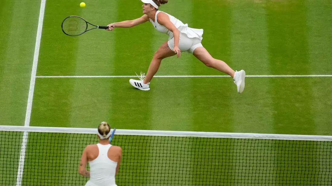 Jelina Switolina (oben) musste sich der Tschechin Marketa Vondrousova geschlagen geben. - Bild: Kirsty Wigglesworth/AP/dpa