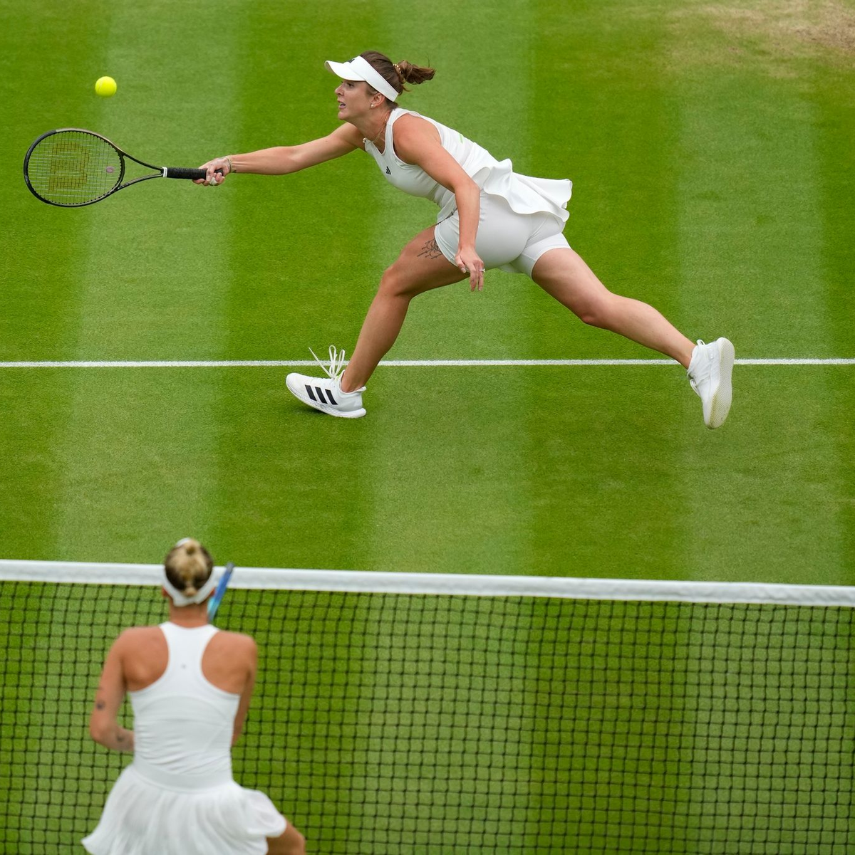 Jelina Switolina (oben) musste sich der Tschechin Marketa Vondrousova geschlagen geben. - Foto: Kirsty Wigglesworth/AP/dpa