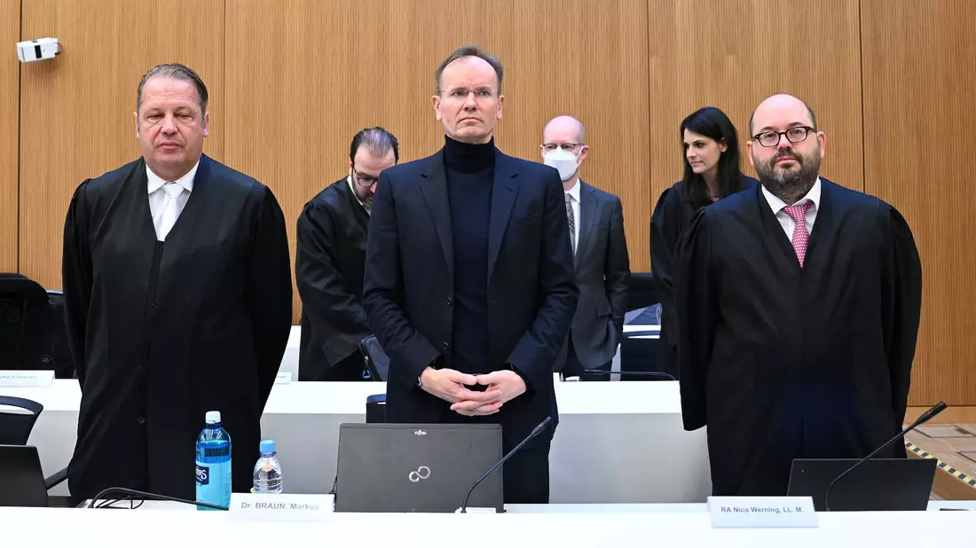 Der frühere Wirecard-Vorstandschef Markus Braun (M.) zwischen seinen Anwälten Alfred Dierlamm (l.) und Nico Werning. - Bild: Angelika Warmuth/dpa