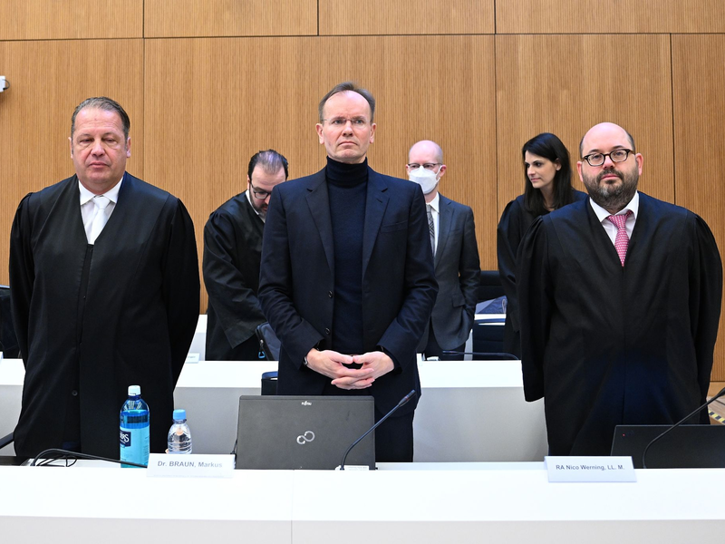Der frühere Wirecard-Vorstandschef Markus Braun (M.) zwischen seinen Anwälten Alfred Dierlamm (l.) und Nico Werning. - Foto: Angelika Warmuth/dpa