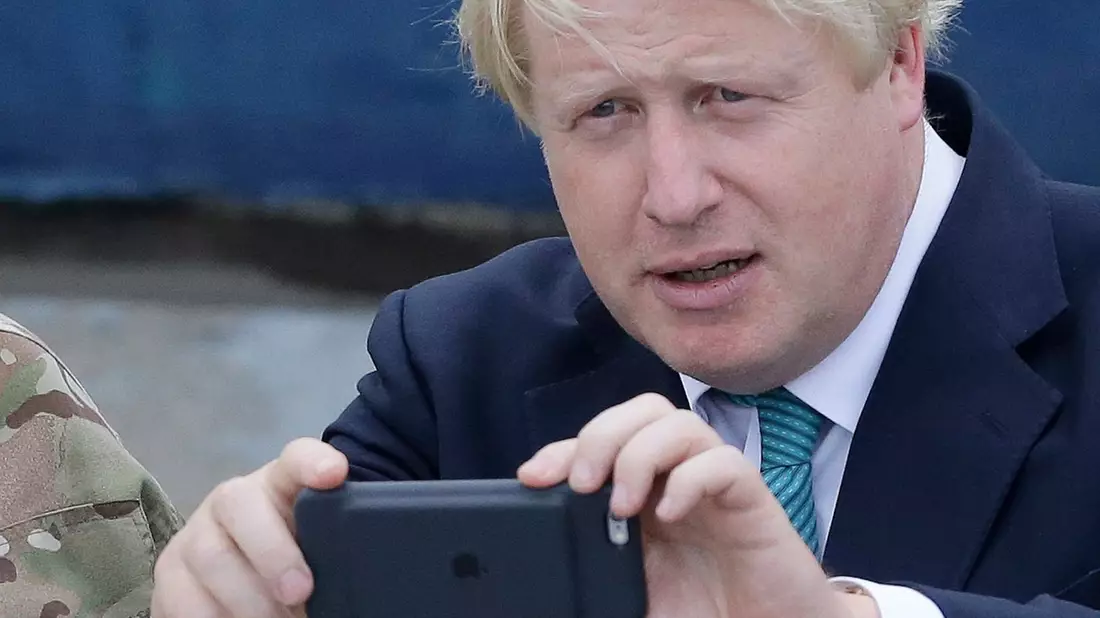 Boris Johnson muss sich an den Zugangscode für sein Handy erinnern. - Bild: Sunday Alamba/AP/dpa