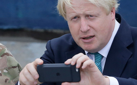 Boris Johnson muss sich an den Zugangscode für sein Handy erinnern. - Foto: Sunday Alamba/AP/dpa