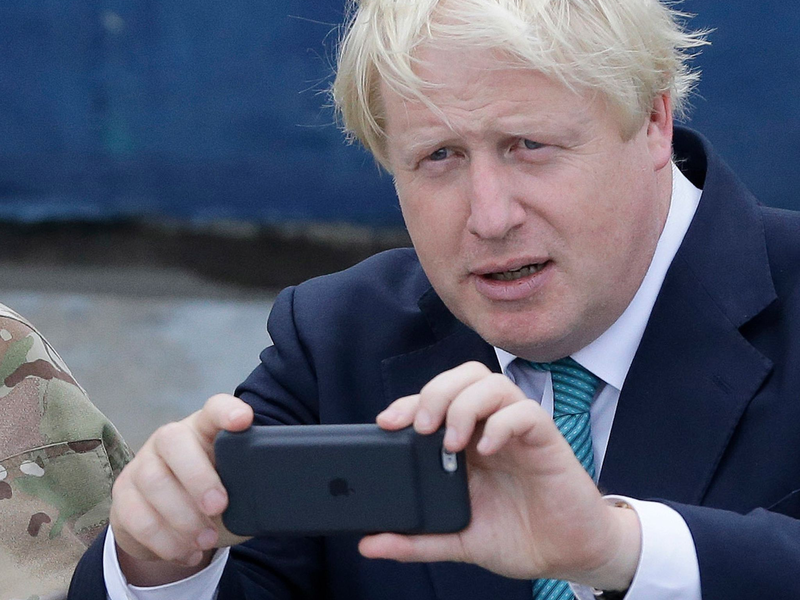 Boris Johnson muss sich an den Zugangscode für sein Handy erinnern. - Foto: Sunday Alamba/AP/dpa