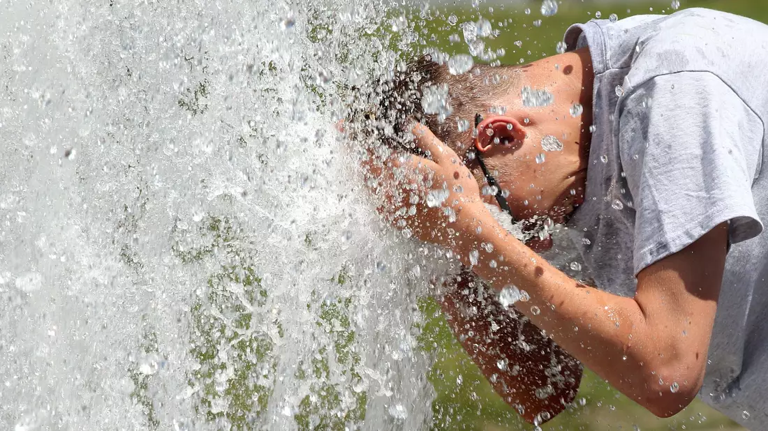 Wenn die Hitze nicht mehr zu ertragen ist, hilft nur eins: Erfrischung mit Wasser. - Bild: Wolfgang Kumm/dpa