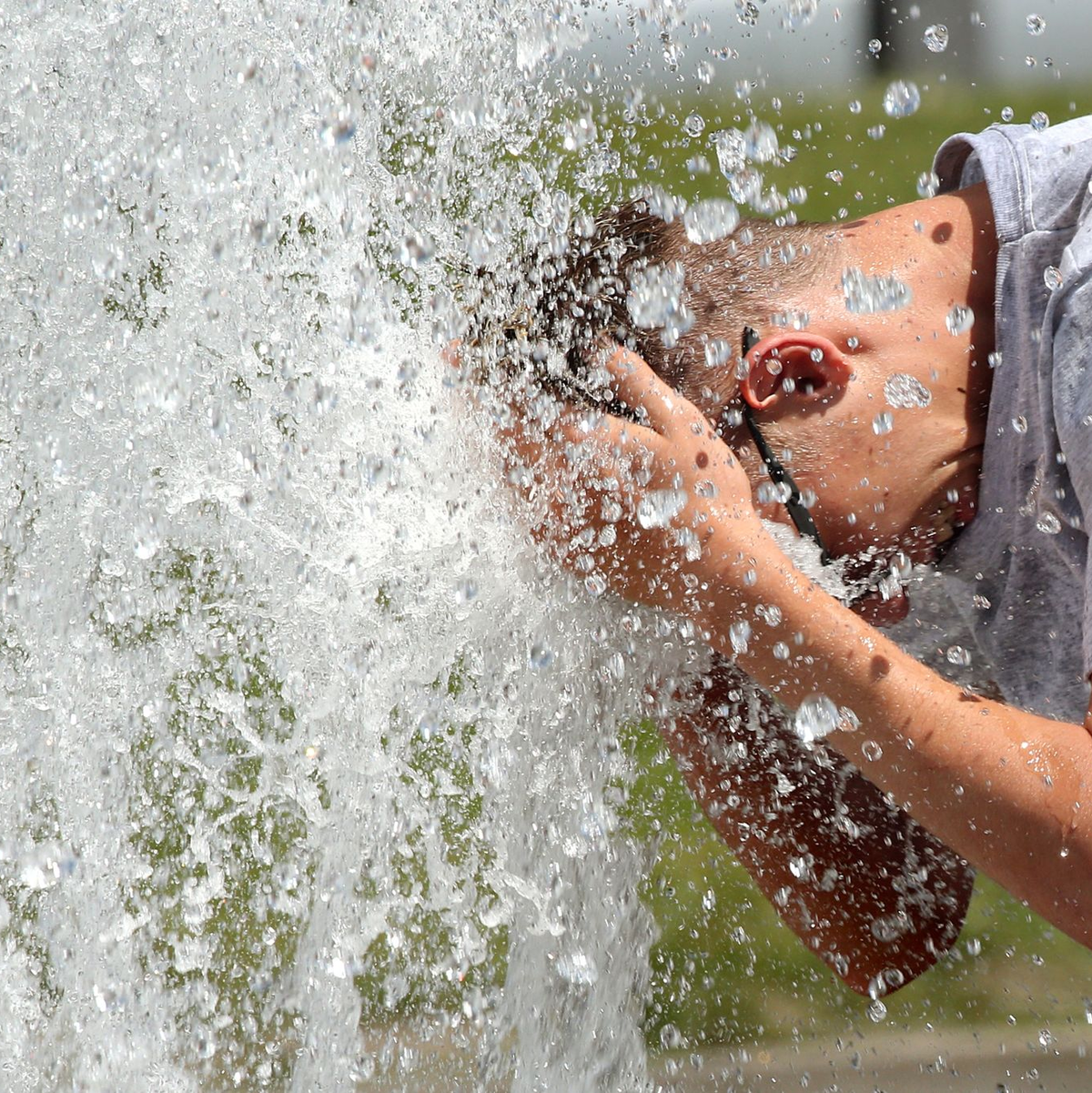 Wenn die Hitze nicht mehr zu ertragen ist, hilft nur eins: Erfrischung mit Wasser. - Foto: Wolfgang Kumm/dpa