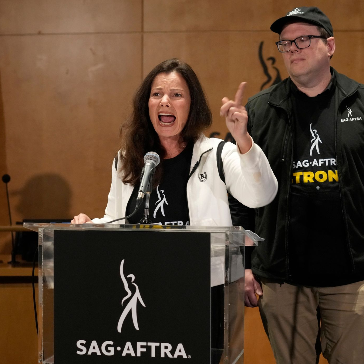 Fran Drescher ist Vorsitzende der Schauspielgewerkschaft SAG-AFTRA. Hier kündigt sie den Streik der Hollywood-Schauspieler an. - Foto: Chris Pizzello/Invision/AP/dpa