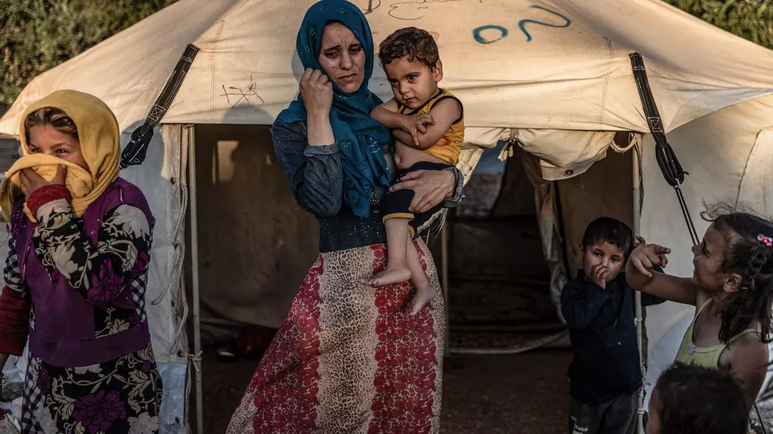 Eine Frau und ihr gelähmtes Kind im syrischen Aleppo sind nach dem jüngsten Erdbeben in einer Notunterkunft untergebracht. - Bild: Anas Alkharboutli/dpa
