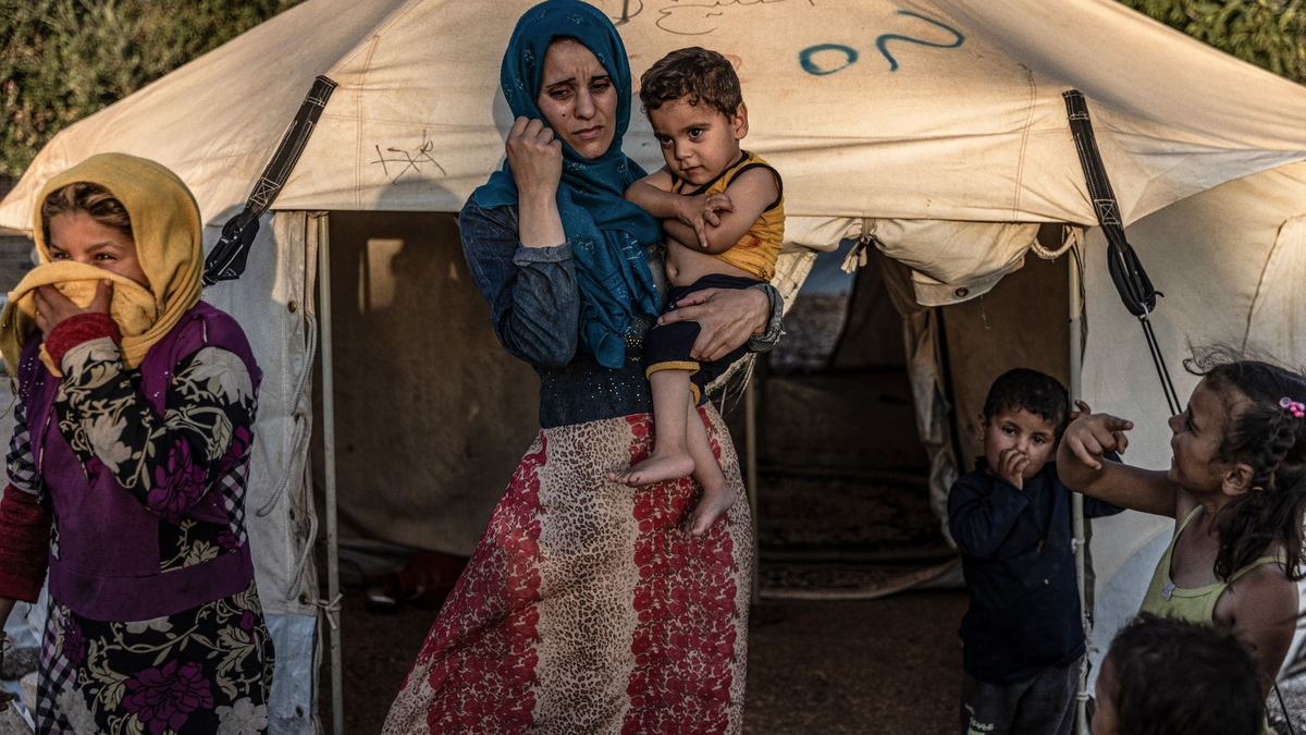 Eine Frau und ihr gelähmtes Kind im syrischen Aleppo sind nach dem jüngsten Erdbeben in einer Notunterkunft untergebracht. - Foto: Anas Alkharboutli/dpa