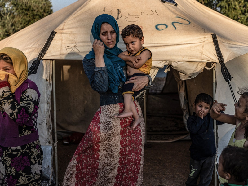 Eine Frau und ihr gelähmtes Kind im syrischen Aleppo sind nach dem jüngsten Erdbeben in einer Notunterkunft untergebracht. - Foto: Anas Alkharboutli/dpa